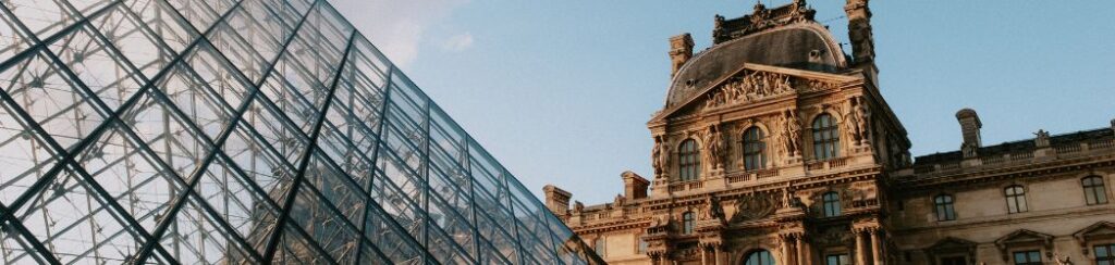 alt="Louvre in Paris France"