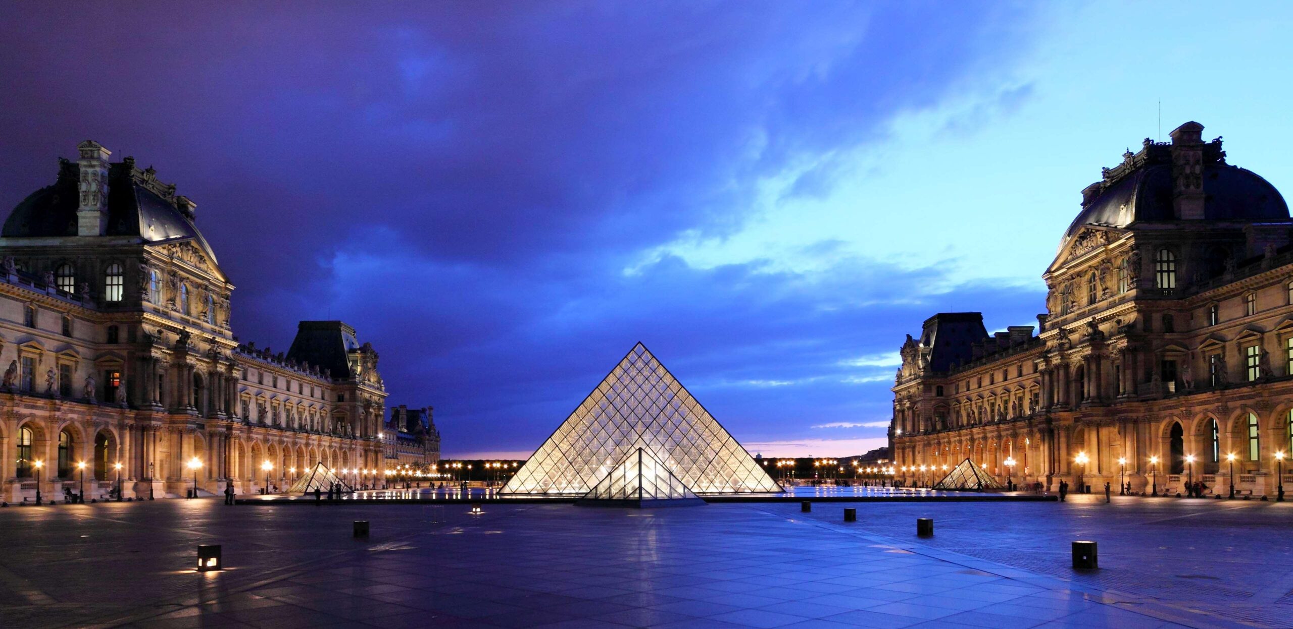 alt"=Louvre"