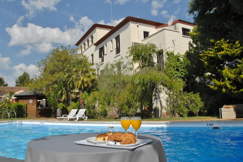 alt="Hotel Barcelona El Castell pool"