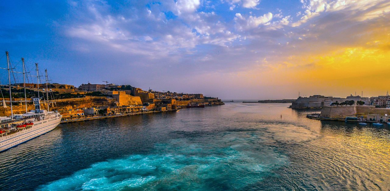 alt="Malta sunset"