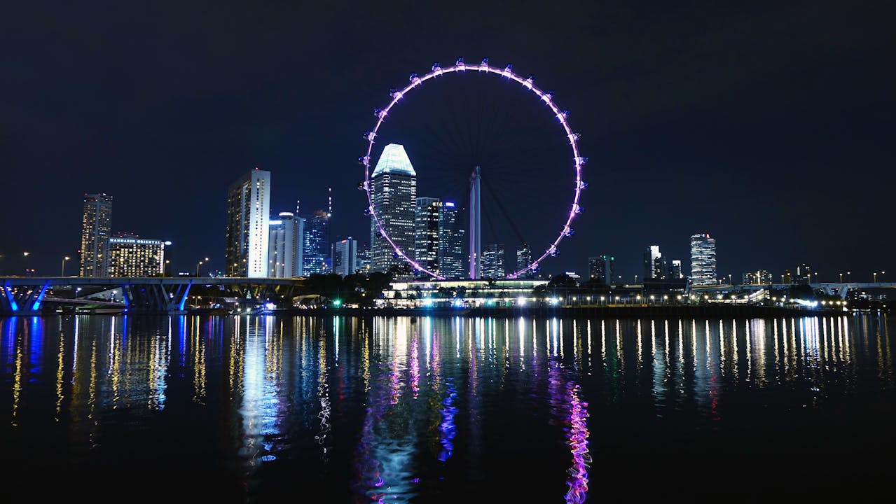 alt="Singapore by night"