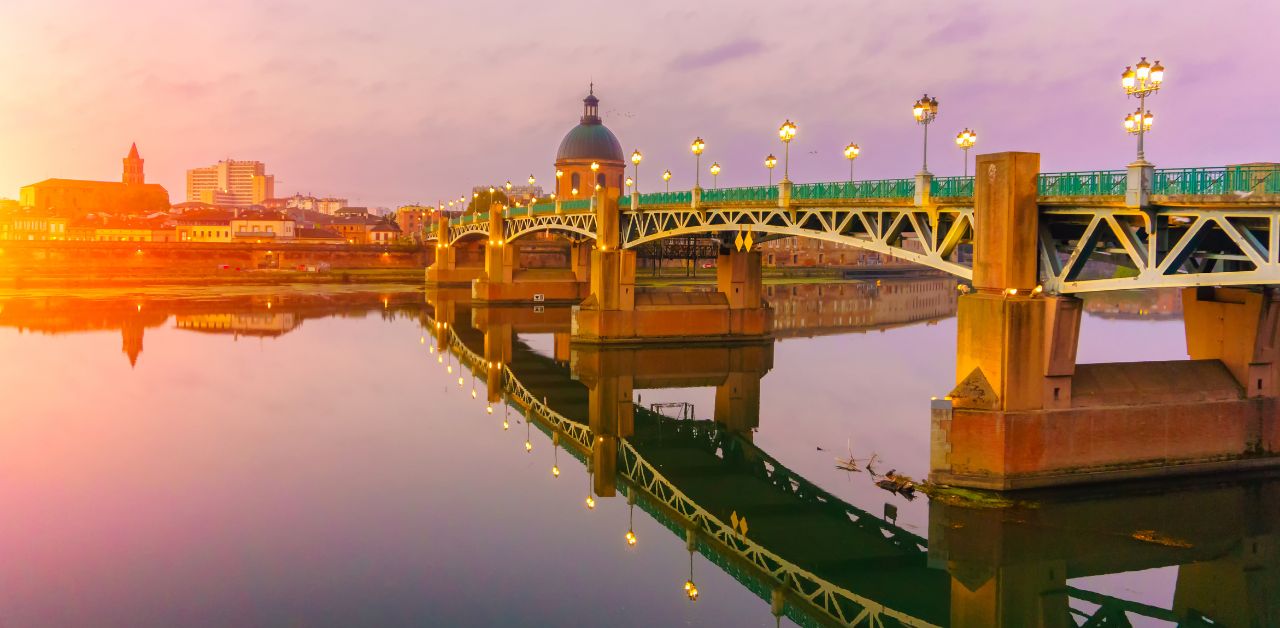 alt="vacation in Toulouse France river sunrise"
