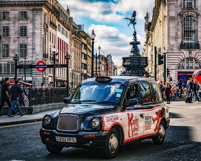 alt="Piccadilly Circus"