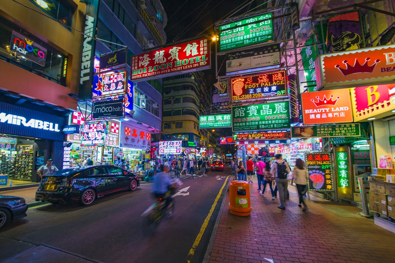 alt="Hong Kong at night"